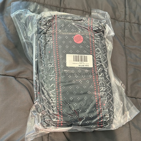 VS Script Logo Sherpa Blanket - Picture 3 of 4